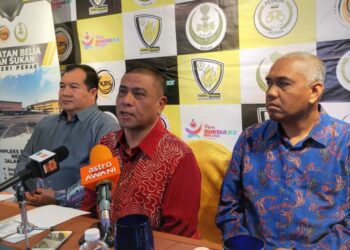 SAARANI Mohamad (tengah) dalam sidang akhbar pada Majlis Penyerahan Insentif Kepada Kontinjen Para Sukan Malaysia XX di Ipoh hari ini. - UTUSAN/ASLIZA MUSA