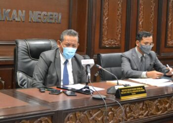 AMINUDDIN Harun dalam sidang akhbar selepas mempengerusikan Mesyuarat Mingguan Exco di Wisma Negeri, Seremban hari ini. - UTUSAN/ZAKKINA WATI AHMAD TARMIZI.