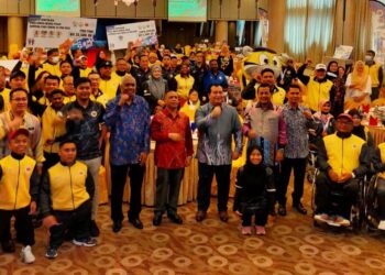 SAARANI Mohamad (tengah) bergambar bersama penerima insentif Para Sukma XX pada majlis di Ipoh hari ini. - UTUSAN/ASLIZA MUSA