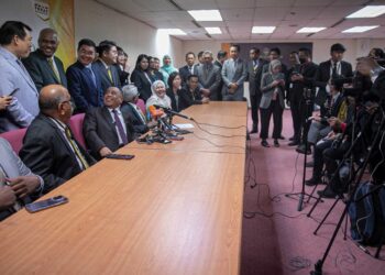 SAARANI Mohamad (barisan depan, dua dari kiri) dalam sidang akhbar bersama ADUN kerajaan di Bangunan Perak Darul Ridzuan di Ipoh hari ini. - UTUSAN