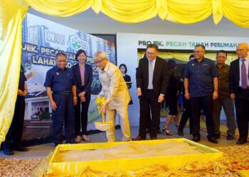 RAJA Di-Hilir Perak, Raja Iskandar Dzurkarnain Sultan Idris menyempurnakan majlis pecah tanah Projek Perumahan Lahat Eco-City di Ipoh hari ini. UTUSAN/LIYANA RAMLI