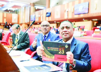 SAARANI Mohamad menunjukkan buku Belanjawan Perak Darul Ridzuan 2023 yang dibentangkan dalam Persidangan Dewan Undangan Negeri Perak di Ipoh, semalam.