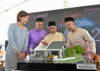 SAARANI Mohamad (dua dari kanan) melihat replika rumah pada Pelancaran Rumah Teres Setingkat Carnelian 2 dan Sambutan Hari Raya Aidilfitri anjuran MK Land di Ipoh hari ini. -  UTUSAN/ZULFACHRI ZULKIFLI