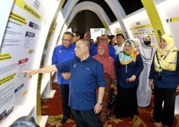 SAARANI Mohamad melihat pameran Perak Sejahtera 2030 pada majlis perkongsian laporan kemajuan dan pencapaian pelan tersebut di Ipoh hari ini. - UTUSAN/MUHAMAD NAZREEN SYAH MUSTHAFA