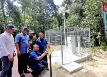 SAARANI Mohamad (kanan) merasmikan sistem amaran awal kepala air di Taman Eko Rimba Kledang Saiong di Ipoh hari ini. - UTUSAN/MUHAMAD NAZREEN SYAH MUSTHAFA