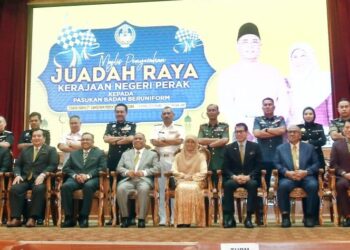 SAARANI Mohamad (depan tengah) bersama penerima serahan juadah raya kerajaan negeri kepada pasukan badan beruniform di Ipoh hari ini. - UTUSAN/MUHAMAD NAZREEN SYAH MUSTHAFA