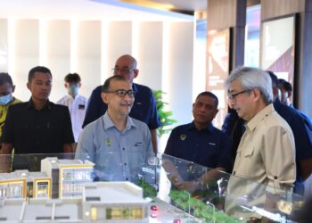 RAJA Iskandar Dzurkarnain Almarhum Sultan Idris Shah (kanan) diberikan penerangan mengenai pembinaan Projek Piccadilly@Greentown di Ipoh hari ini. - UTUSAN