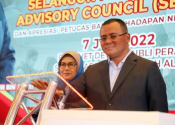 AMIRUDIN Shari meletakkan tangan sebagai simbolik pelancaran SELPHAC dekat Dewan Jubli Perak Bangunan Sultan Salahuddin Abdul Aziz Shah di Shah Alam, Selangor, hari ini.