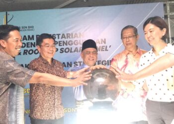 SAARANI Mohamad (tengah)  melakukan gimik pelancaran Program Pelestarian Bangunan Perak Techno Trade Centre (PTTC) @ Meru Raya  di Ipoh semalam.  - UTUSAN/LIYANA RAMLI