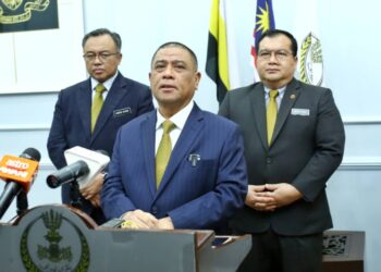 SAARANI Mohamad dalam sidang akhbar pada Majlis Akad Penyerahan Lembu Korban Sumbangan kepada kerajaan negeri di Ipoh hari ini. - UTUSAN/MUHAMAD NAZREEN SYAH MUSTHAFA