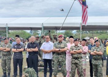 ONN HAFIZ GHAZI dan Hishammuddin Tun Hussein menghadiri Karnival Tentera Darat di Taman Sri Lambak, Kluang, Johor.