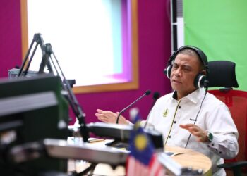 SAARANI Mohamad ketika diwawancara dalam program Selamat Pagi Cikgu Saarani di stesen radio Perak FM di Ipoh hari ini. - UTUSAN