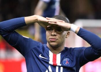 KYLIAN Mbappe menyempurnakan sepakan penalti untuk kemenangan PSG.