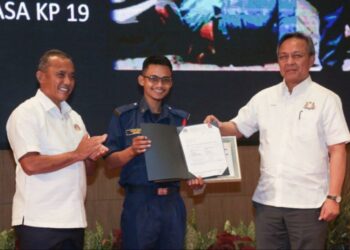 HASNI  Mohammad menyampaikan sijil penghargaan kepada Shazrin Hafeez Fadzlan atas jasanya menahan seorang peragut dalam satu kejadian Selasa lalu.