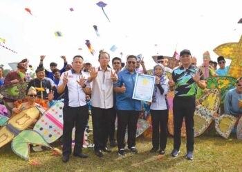 DATUK Bandar Pasir Gudang, Dato’ Asman Shah Abd. Rahman (kanan), ADUN Tiram, Azizul Bachok 
(tengah); A. Rahim Nin (dua dari kiri); Edwin Yeoh (kiri) bersama dengan 25 peserta antarabangsa 
yang memakai baju tradisional Malaysia mencipta rekod Malaysia Book Of Records sempena Festival 
Layang-Layang Sedunia edisi ke-25 di Bukit Layang-Layang, Pasir Gudang, Johor Bahru. – UTUSAN/
RAJA JAAFAR ALI