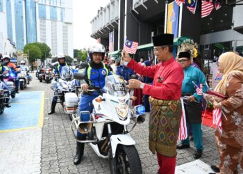 MOHAMAD Azhan Md. Amir meletakkan bendera di kenderaan majlis dan agensi luar semasa Program Semarak Jalur Gemilang MBPJ 2022 - IHSAN MBPJ