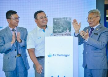 AMIRUDIN SHARI bersama Ketua Pegawai Eksekutif Air Selangor, Suhaimi Kamaralzaman dan Timbalan Menteri Alam Sekitar dan Air, Datuk Mansor Othman melancarkan Coffee Table Book 'Menelusuri Kisah Air Selangor' di Bandar Utama, Petaling Jaya, semalam. -UTUSAN/MOHD. FIRDAUS MOHD. JOHARI