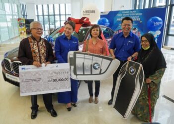 Nor Azam M. Taib (dua, kanan), Ketua Perbankan Pengguna MBSB Bank, Tey Jing Ying (dua, kiri), bersama pemenang Huang Wee Wan (tengah), Tan Kim Tun (kiri) dan Maznah Harun (kanan), pada Majlis Penyampaian Hadiah Kempen Simpan Berganda Menang Bergaya di Menara MBSB Bank, Petaling Jaya. – UTUSAN/SHIDDIEQIIN ZON