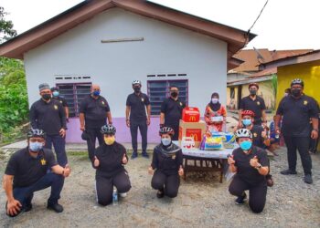 TUANKU Syed Faizuddin Putra Jamalullail (belakang, empat dari kiri) berkenan berangkat menghadiri program berbasikal amal MAIPs bersama McDonald’s Malaysia yang disekalikan dengan kayuhan MAIPs Peduli bilangan ke-17 2022 di sekitar Utan Aji, Kangar, Perlis, hari ini.