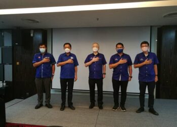 WEE Ka Siong (tengah) bersama calon MCA yang menang pada PRN Johor ketika sidang akhbar di Johor Bahru, hari ini.