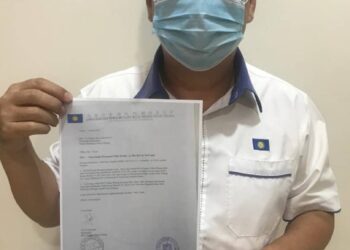 YEOH Chin Kah menunjukkan surat rasmi kepada MBPP yang memamklumkan MCA Pulau Pinang tidak akan menghadiri mesyuarat berhubung isu bekalan ayam sekiranya Ketua Menteri, Chow Kon Yeow tidak hadir.