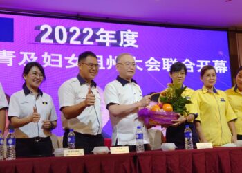 WEE KA SIONG (tengah) menerima cenderamata selepas merasmikan Persidangan Sayap Wanita dan Pemuda MCA Johor di Kulai.