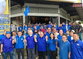 WEE Ka Siong (tiga dari kiri) bersama calon BN Parlimen Indera Mahkota, Datuk Quek Tai Siong (dua dari kiri) dan barisan pimpinan, penyokong MCA serta BN Indera Mahkota di Pejabat MCA Indera Mahkota di Kuantan, Pahang.