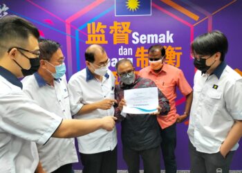 FRANCIS Goh (empat dari kanan)  bersama  Mazlan Pakwanteh (tiga dari kanan) menunjukkan dokumen projek pembangunan semula tapak  pelupusan sampah di Jelutong, Pulau Pinang yang dikatakan akan dibangunkan semula oleh kerajaan negeri namun tertangguh sejak 2016.