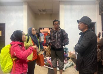 EMPAT pengamal media yang terkandas banjir ketika membuat liputan terpaksa tinggal di PPS Bandar Permaisuri, Setiu, Terengganu.