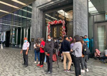 PETUGAS media yang menunggu di luar Hotel St. Regis bagi mengikuti perkembangan kemelut pembentukan kerajaan.