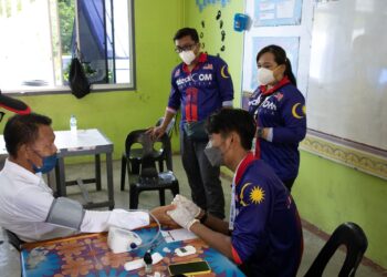 SUKARELAWAN MediCOM memeriksa salah seorang penduduk pada Misi Kebajikan dan Kesihatan di Pulau Mabul, Semporna, Sabah.