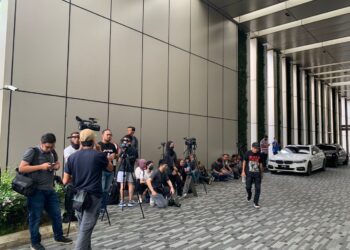 PETUGAS media masih menunggu di luar Hotel St. Regis, lokasi yang dikatakan menjadi pertemuan antara pemimpin BN dan PN.