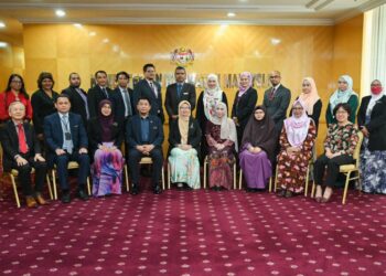 ZALIHA Mustafa (tengah) bersama anggota mesyuarat Mesyuarat MKMPK-16 di Kementerian Kesihatan, Putrajaya.