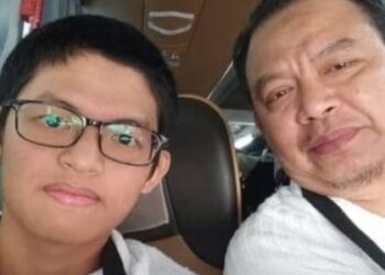 Gambar kenangan ketika adik Muhammad Nabil, Muaz (kiri) bersama Allahyarham Musthafa Kamal Abdullah yang disahkan meninggal dunia pada 13 Februari lalu selepas hilang ketika mengerjakan umrah pada bulan Disember tahun lepas.