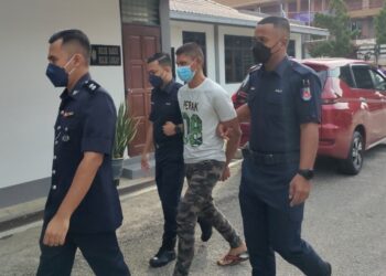 MOHAMAD Saiful Mahat dibawa ke Mahkamah Majistret Tampin bagi berdepan dua pertuduhan mengedar dadah. - UTUSAN/NOR AINNA HAMZAH