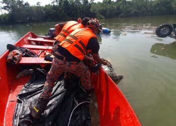 PASUKAN penyelamat menemukan mayat terapung kira-kira enam kilometer dari lokasi mangsa dilaporkan terjun di Jambatan Sungai Kuantan di Tanah Putih, Kuantan, Pahang. - IHSAN JBPM PAHANG