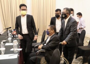 Empat ADUN iaitu Sungai Udang, Telok Mas, Pengkalan Batu dan Pantai Kundur ketika hadir pada sidang akhbar tergempar di Hotel La Crista, Jalan Hang Tuah, Banda Hilir, Melaka. UTUSAN/RASUL AZLI SAMAD