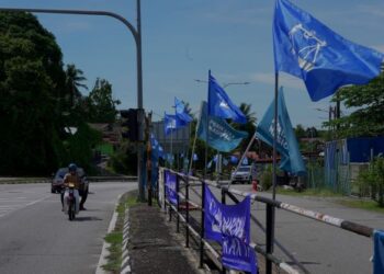 DERETAN bendera parti dipasang berhampiran Kampung Sungai Udang, Melaka. - UTUSAN/ AMIR KHALID 