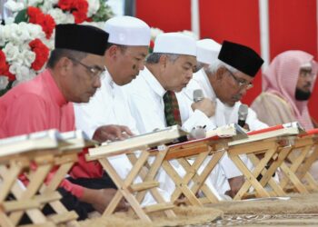 AHMAD Zahid Hamidi (tengah) membaca al-Quran pada Program Ihya Ramadan al-Mubarak Tadarus al-Quran Perdana Bagan Datuk di Kompleks UMNO Bagan Datuk, semalam. - UTUSAN/MUHAMAD NAZREEN SYAH MUSTHAFA