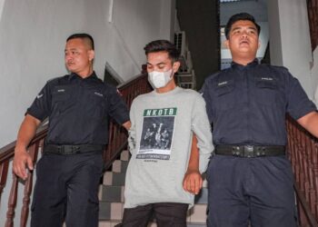 TERTUDUH diiring keluar anggota polis selepas mengaku bersalah di Mahkamah Majistret, Ayer Keroh, Melaka atas pertuduhan mencederakan bekas isterinya. - UTUSAN/SYAFEEQ AHMAD