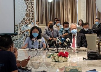 MICHELLE Wong (kiri) dalam sidang akhbar berhubung projek Melaka Gateway di Restoran Yahala, Ampang, Kuala Lumpur, hari ini.