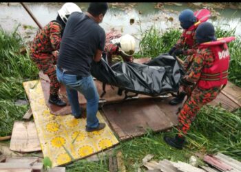 ANGGOTA bomba mengeluarkan mayat seorang lelaki warga emas dari sungai di Jalan 7, Taman Seri Duyong, Melaka. UTUSAN/ DIYANATUL ATIQAH ZAKARYA