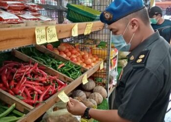 ANGGOTA penguat kuasa KPDNHEP Melaka melakukan tinjauan di sekitar Melaka.