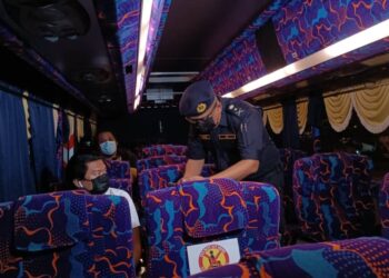 MOHAMAD FIRDAUS Shariff memeriksa aplikasi MySejahtera penumpang di Melaka Sentral, Melaka bagi memastikan hanya individu lengkap dua dos vaksinasi dibenarkan merentas negeri. - UTUSAN/DIYANATUL ATIQAH ZAKARYA