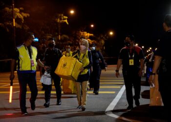 Petugas Suruhanjaya Pilihan Raya (SPR) membawa peti undi ke Pusat Penjumlahan Rasmi Undi, Dewan Bistari Ayer Keroh. - UTUSAN/AMIR KHALID