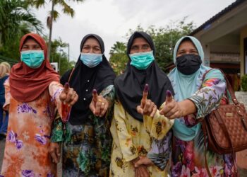 Reaksi barisan wanita warga emas yang selesai mengundi sempena Pilihan Raya Negeri Melaka ketika tinjauan di Sekolah Kebangsaan Jeram, Masjid Tanah. - UTUSAN/AMIR KHALID