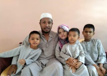 GAMBAR kenangan Mohd. Mirwan Mohd. Remli bersama isterinya, Haryati Sulaiman dan tiga anaknya. - UTUSAN/NIK NUR IZZATUL HAZWANI NIK ADNAN
