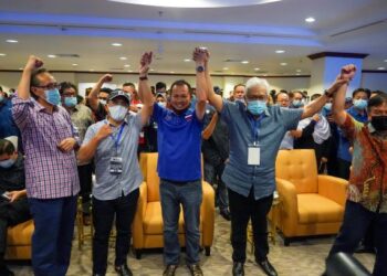 SETIAUSAHA Agung Perikatan Nasional, Datuk Seri Hamzah Zainuddin dan penyokong Gabungan Rakyat Sabah meraikan kemenangan gabungan itu pada Pilihan Raya Negeri Sabah malam ini. - UTUSAN/SHIDDIEQIIN ZON