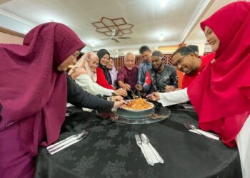 MUHAMMAD Firdaus Kong Abdullah (tengah) bersama rakan-rakan mualaf meraikan sambutan Tahun Baharu Cina di sebuah restoran di Kuala Terengganu, semalam. – UTUSAN/KAMALIZA KAMARUDDIN