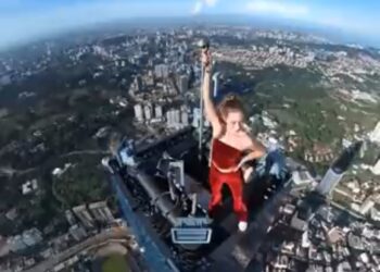 TANGKAP layar video memaparkan Angela Nikolau berada di puncak Menara Merdeka 118 yang dikongsikan di Twitternya malam tadi.